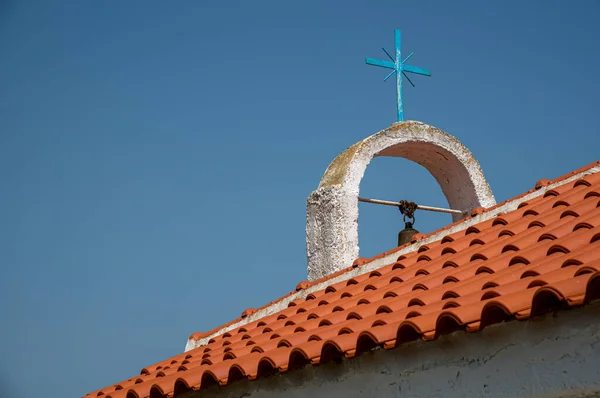 Střecha křesťanského kostela se zvonicí a křížem proti modré obloze. Náboženský ortodoxní chrám — Stock fotografie