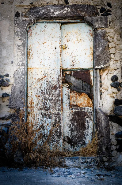 Zárt fém fehér rozsdás ajtó egy téglafalon. Elhagyott városi helyek — Stock Fotó