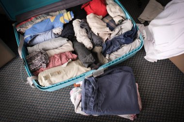 Seyahat ve tatil konsepti. Eşyaları ve giysileri bavula dolduruyorum. Yolculuk ve seyahate hazırlanın.