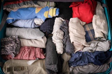 Seyahat ve tatil konsepti. Eşyaları ve giysileri bavula dolduruyorum. Yolculuk ve seyahate hazırlanın.