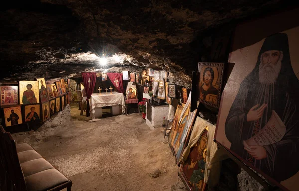 リマソル,キプロス, 2019年1月19日:聖マリア・ブナルコティッサのキリスト教大虐殺洞窟教会と祈りのための写真. — ストック写真
