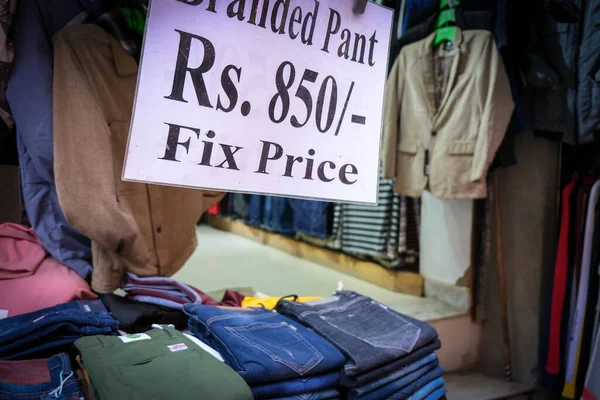 Vêtements décontractés à vendre dans un bazar de vêtements de marché — Photo