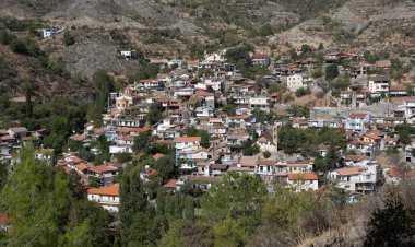 Kıbrıs 'taki Troodos dağlarında Palaichori Dağı köyü.