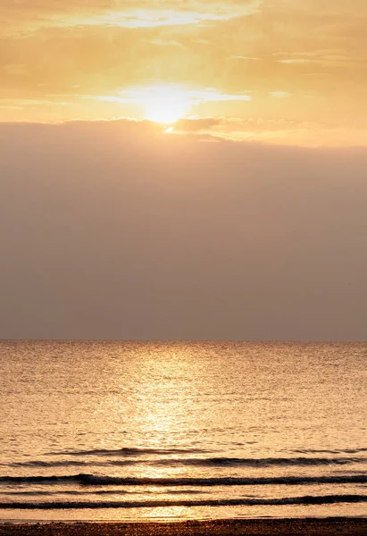 Färgglad soluppgång med ljus orange färg i havet på vintern. Idylliska soluppgångar, början av dagen — Stockfoto