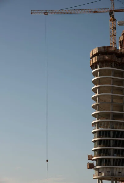 Bâtiment résidentiel de bureaux chantier de construction et grues lors d'une journée d'été animée avec ciel bleu. — Photo