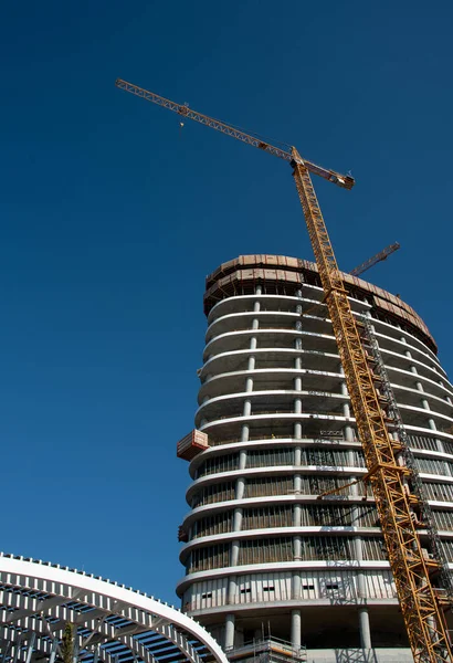 Kantor perumahan membangun lokasi konstruksi dan derek selama musim panas yang cerah dengan langit biru. — Stok Foto