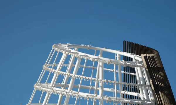 Woningbouw en kranen tijdens een bruisende zomerdag met blauwe lucht. — Stockfoto