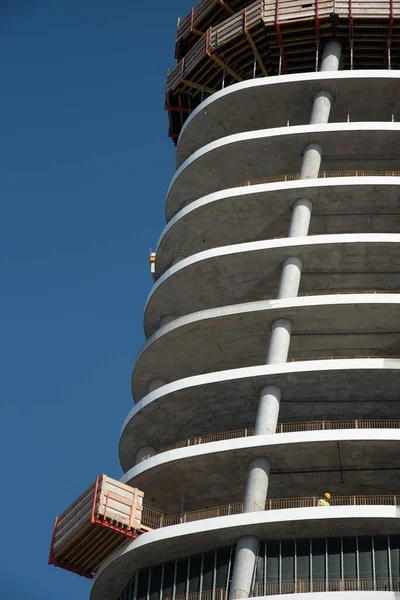 Construção de escritórios residenciais e guindastes durante um vibrante dia de verão com céu azul. — Fotografia de Stock