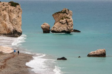Kışın Romiou kıyı şeridinde Afrodit Kayası veya Petra. Paphos Kıbrıs