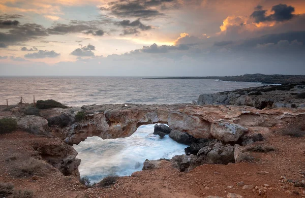 Paisaje marino con olas ventosas durante el clima tormentoso al atardecer. Cabo greko Chipre — Foto de Stock