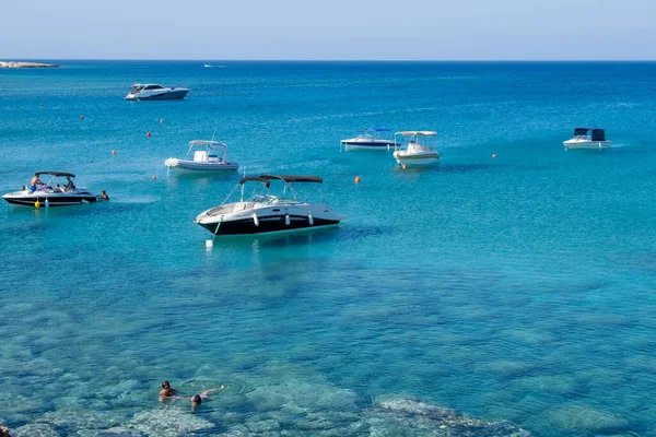 People swimming in the sea with speedboats floating on water. Summer holidays vacations — Stock Photo, Image