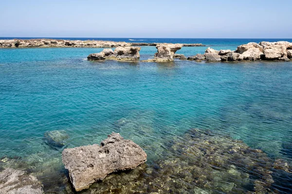 Costa rocosa con azul turquesa calma agua limpia y el cielo. Mar Mediterráneo Chipre — Foto de Stock