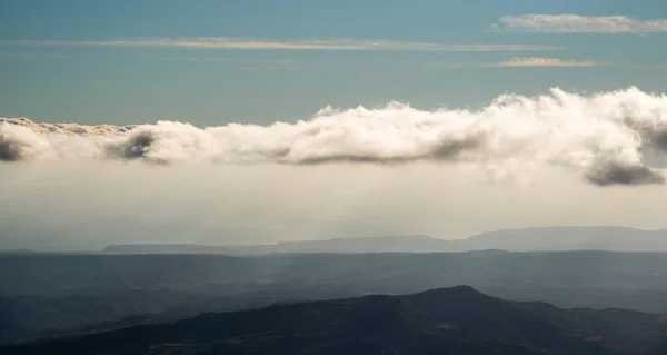 Chmurne niebo z chmurami kumulującymi nad górskimi klifami. Nastrojowa atmosfera — Zdjęcie stockowe