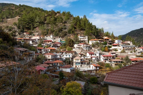 森の中で山農業観光の休日の村。キプロスのトロドス山のミリクーリ. — ストック写真