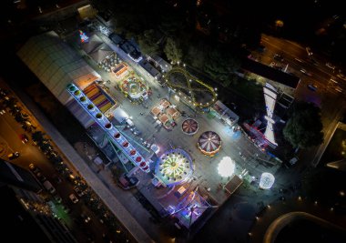 Noel sezonunda aydınlatılmış oyunlarla dolu bir lunaparkın insansız hava aracı fotoğrafı. Lefkoşe Kıbrıs