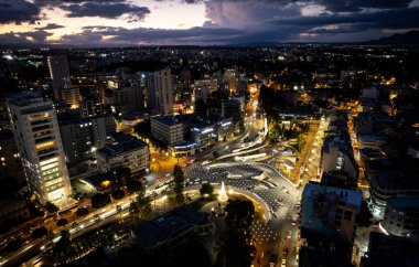 Gün batımında Lefkoşe 'nin havadan çekilmiş bir fotoğrafı. Avrupa şehirleri