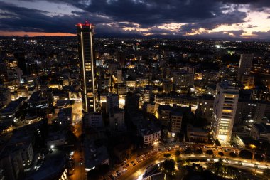 Gün batımında Lefkoşe 'nin havadan çekilmiş bir fotoğrafı. Avrupa şehirleri