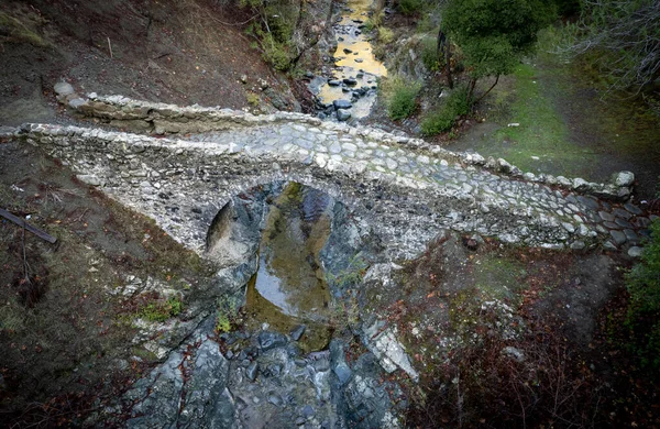 Aerial drone scenic of a medieval stoned bridge with water flowing in the river. Elia Bridge Troodos cyprus — Stock Photo, Image