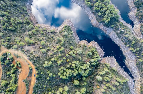 Veduta aerea drone di una diga piena d'acqua nella foresta. Serbatoio d'acqua di Lefkara Larnaca Cipro — Foto Stock
