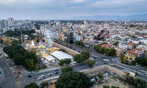 Flygdrönare fotografi av stadsbilden i Nicosia i Cypern vid solnedgången. — Stockfoto