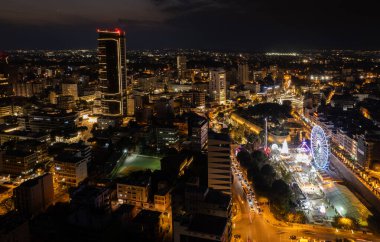 Kıbrıs Rum Kesimi 'ndeki şehir manzarasının gece hava aracı fotoğrafı.