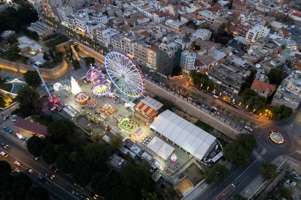 Flygdrönare fotografi av stadsbilden i Nicosia i Cypern vid solnedgången. — Stockfoto