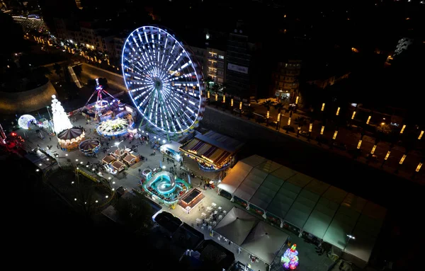 クリスマスのイルミネーションゲームで遊園地の空中ドローン写真。ニコシアキプロス — ストック写真