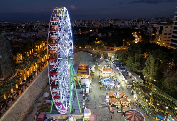 Fotografía aérea de drones de un parque de atracciones con juegos iluminados en Navidad. Nicosia Chipre — Foto de Stock