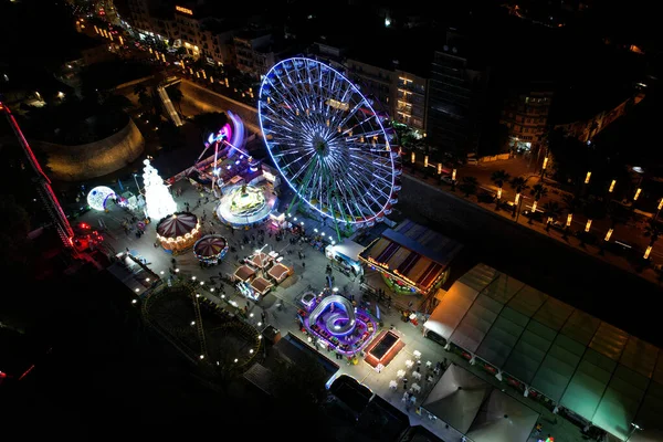 Fotografía aérea de drones de un parque de atracciones con juegos iluminados en Navidad. Nicosia Chipre — Foto de Stock