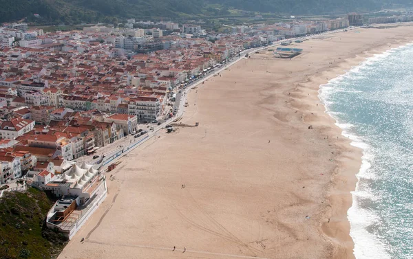 Pejzaż miasta Nazare słynnego nadmorskiego kurortu srebrne wybrzeże w oceanie atlantyckim. Portugalia — Zdjęcie stockowe