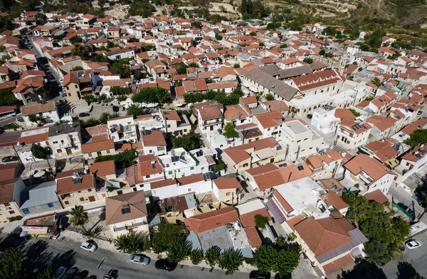 Fotografía aérea del dron del pueblo montañoso de omodos. Larnaca Chipre —  Fotos de Stock