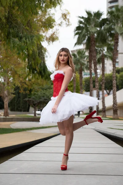 芭蕾舞女穿着高跟鞋和圣诞礼服在户外摆姿势 — 图库照片