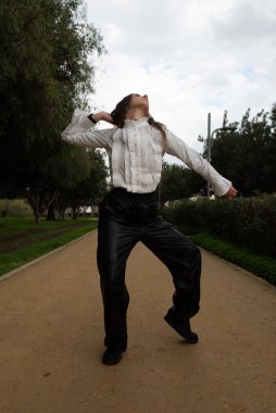 Dışarıda dans eden genç bir kadın. Sokakta dans gösterisi