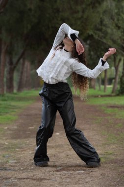 Dışarıda dans eden genç bir kadın. Sokakta dans gösterisi