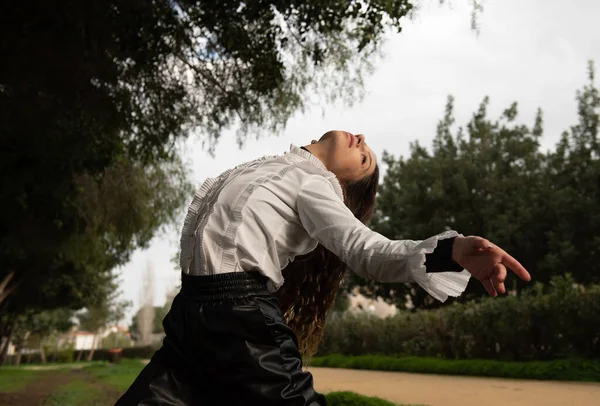 若い女性が屋外で踊る。路上でのダンスパフォーマンス — ストック写真