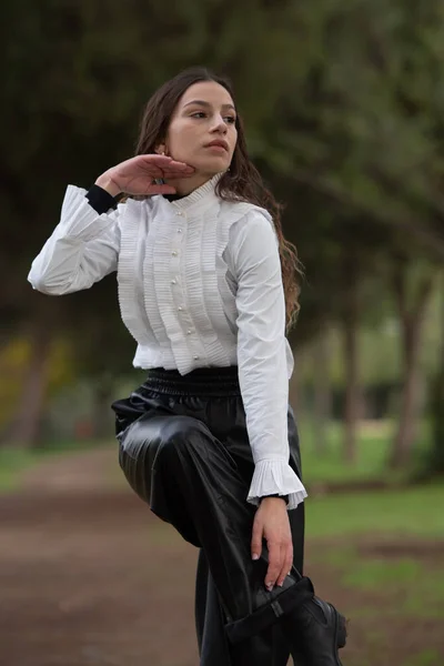 Молода жінка танцює на відкритому повітрі. Танцювальний виступ на вулиці — стокове фото