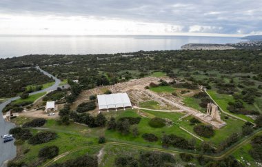 Apollon Hylates arkeolojisinin insansız hava manzarası, sığınma yeri. Limasol Kıbrıs