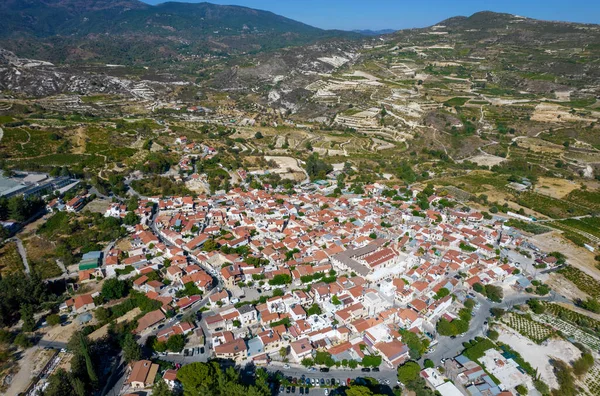 Drone aérien paysage de village de montagne de omodos. Larnaca Chypre — Photo