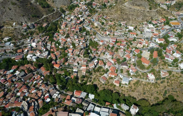 Fotografia aérea de drones da aldeia montanhosa de Palaichori. Nicósia Chipre — Fotografia de Stock