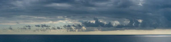 Gün batımında denizin üstünde dramatik gökyüzü olan fırtınalı bulutlar. — Stok fotoğraf