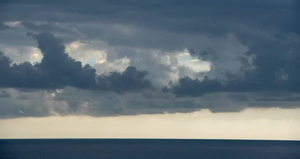 夕阳西下的暴风雨云，天空在海面上戏剧化 — 图库照片