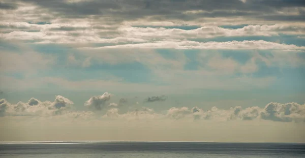 Stormiga moln med dramatisk himmel över havet vid solnedgången — Stockfoto