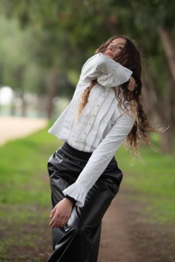 Dışarıda dans eden genç bir kadın. Sokakta dans gösterisi