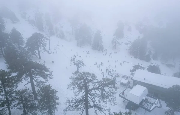 Drone antenn scen skidort med människor som spelar på snö på vintern. — Stockfoto