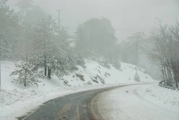 Estrada Perigosa Escorregadia Gelada Inverno Floresta Montanhas Nevadas Tempestade Neve — Fotografia de Stock