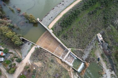 Şiddetli yağmurdan sonra barajın drone su taşkınlığı. Su deposu. .