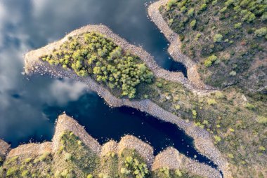 Ormandaki su dolu barajın hava aracı görüntüsü. Lefkara su deposu Larnaca Kıbrıs Rum Kesimi