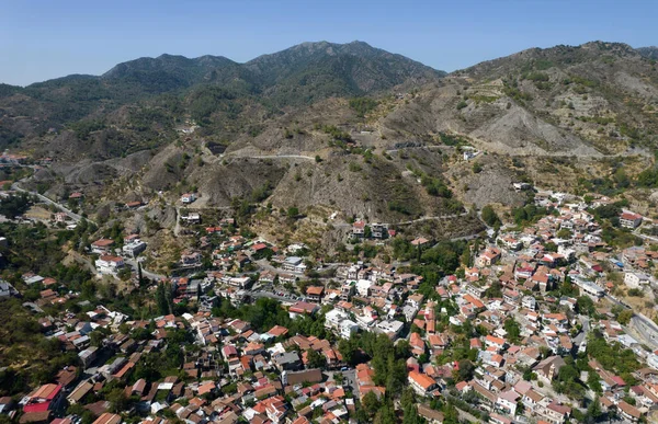 Fotografía aérea del dron del pueblo montañoso de Palaichori. Nicosia Chipre — Foto de Stock
