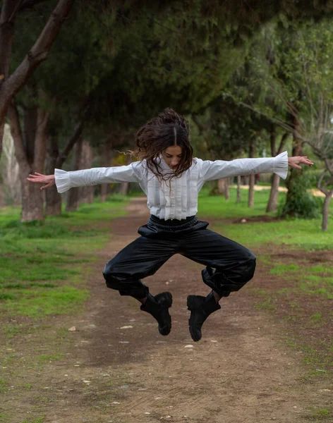 Uma jovem a dançar ao ar livre. Performance de dança na rua — Fotografia de Stock