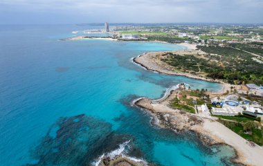 Kışın boş kumsalın sahil şeridine insansız hava aracı görüntüsü. Yaz tatili. Nissi plajı Ayia Napa, Kıbrıs